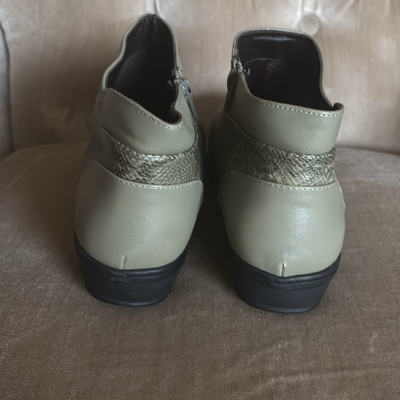 Women’s sz 9 Comfort view Jolene soft sage green booties zip up new - Picture 5 of 8